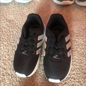Kids adidas size 7 
Toddlers adidas